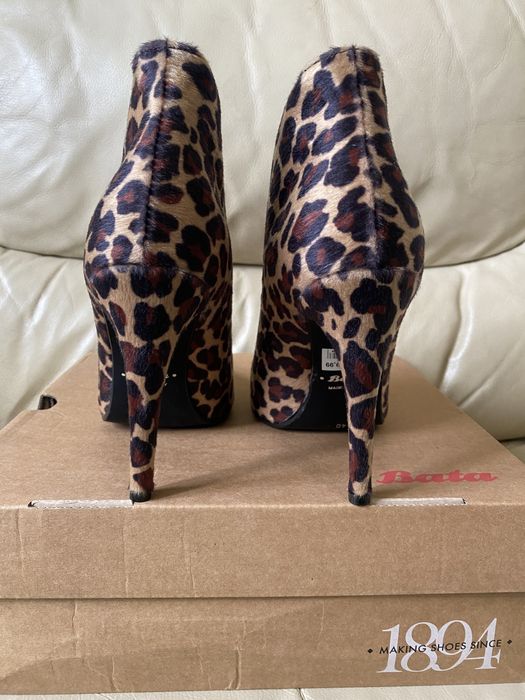 Bata - елегантни дамски боти на ток