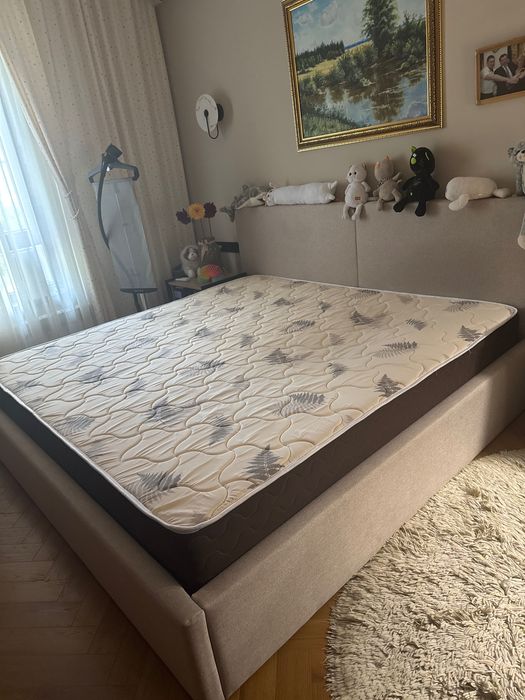 Кровать с матрасом.