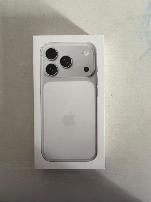 iPhone 17 pro silver