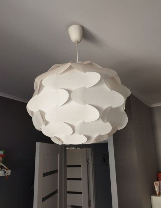 Lustra alba decorativa