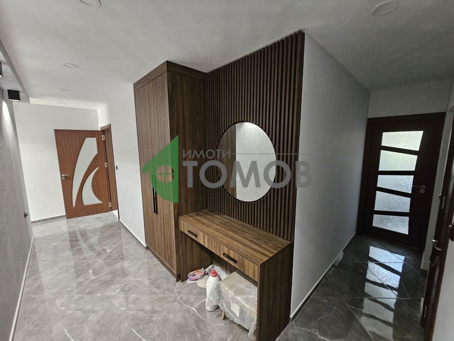 Луксозно обзаведен тристаен апартамент в Топ Център