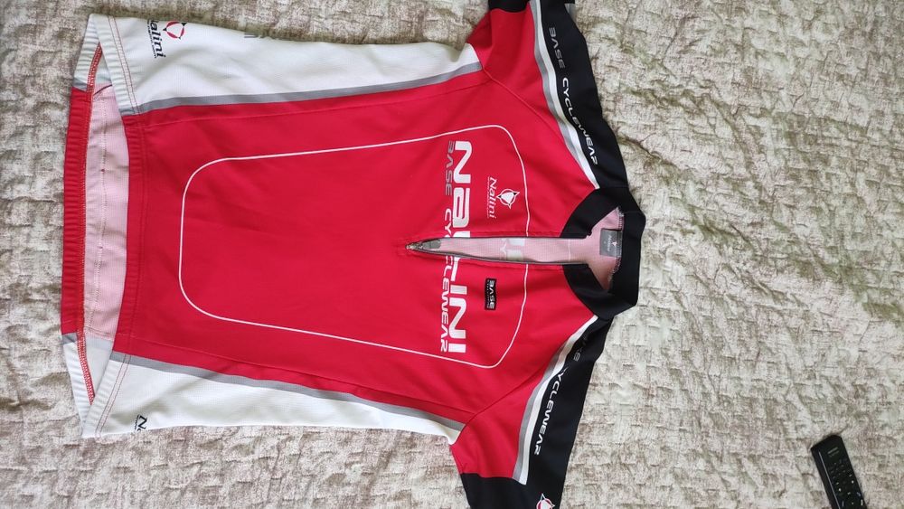 Джърсита ,къси гащета ,всичко е ново