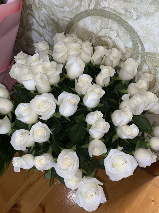 Белые ,красные,розовые цветы