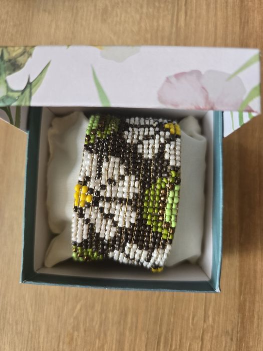 Ръчно изработени гривни за специални хора