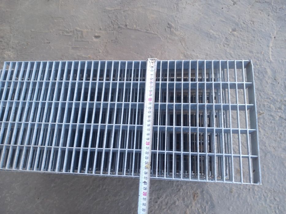 Vând trepte zincate la orice dimensiune pentru scări metalice facem la