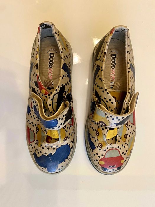 Разкошни рисувани детски DoGo затворени обувки в отлично състояние.