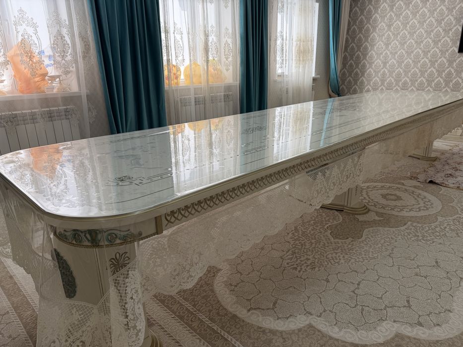 Продается большой стол с комплектом стульев