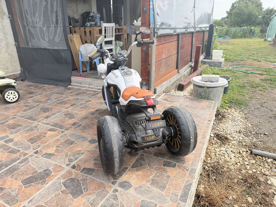 Акумулаторен мотор 12v Super Moto Turbo бял.