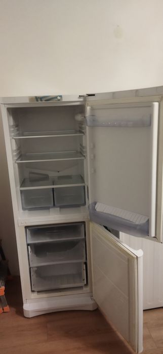 Продам холодильник indesit