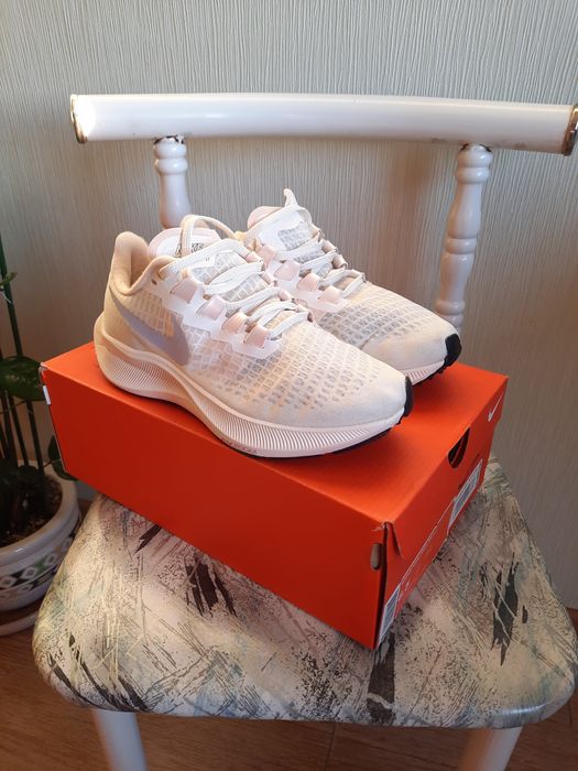 Продам кроссовки Nike