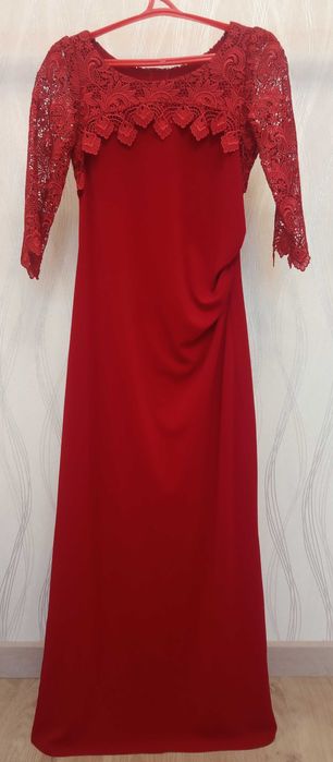 Kiyimlar sotiladi. Кийимлар сотилади.