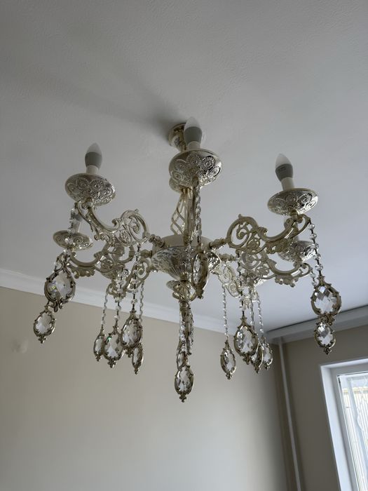 Люстра с золотистой фурнитурой