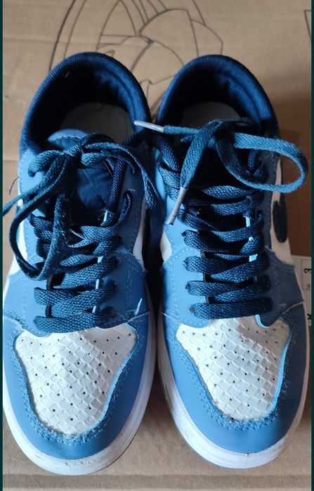 Продам кроссовки на мальчика.