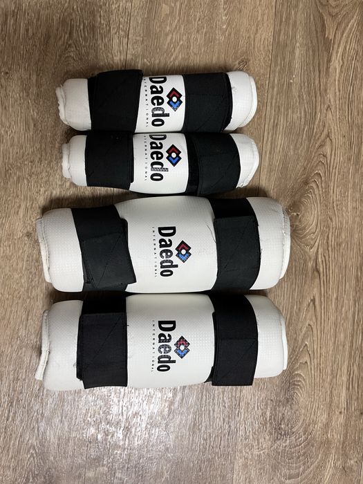 Щитки для тхэквандо Daedo белый М