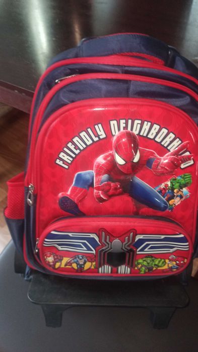 Школьная сумка на колесиках в идеальном состоянии для мальчиков.