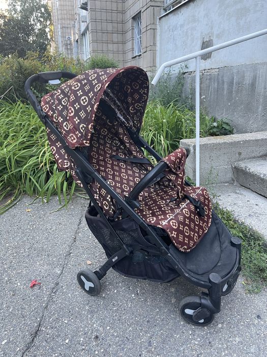 Коляска прогулочная. Лёгкая, удобная.