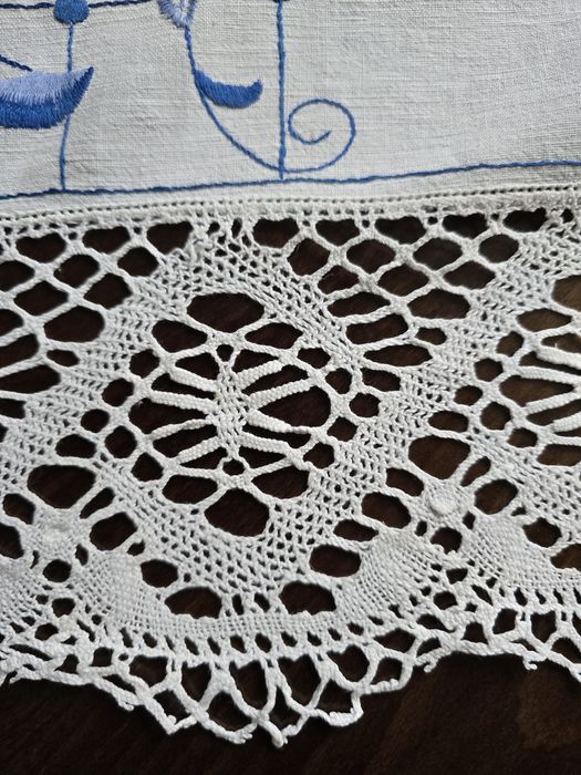 Винтидж ръчно бродирана покривка