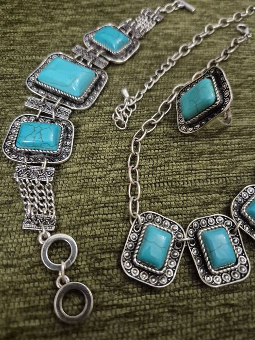 Комплект колье, браслет и кольцо.