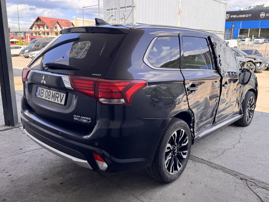 Mitsubishi Outlander 2.0 Hybrid 2016 avariat lovit