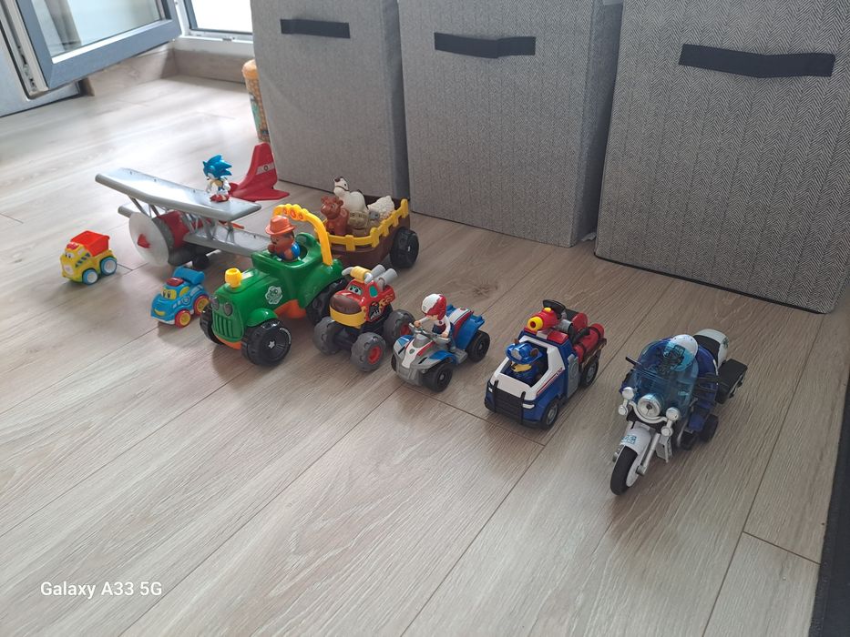 Lot jucării mixte - avion Sonic, masina pompieri Chase Paw Patrol, vehicule, tractor, motor Politie
