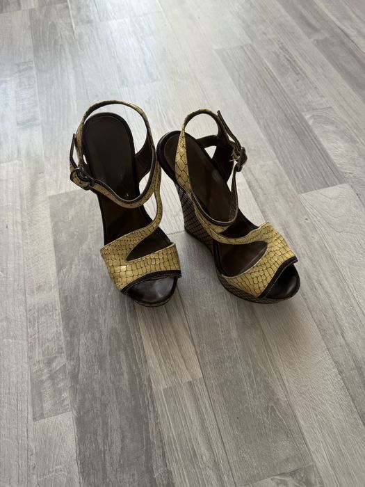 Продам босоножки на высокой платформе