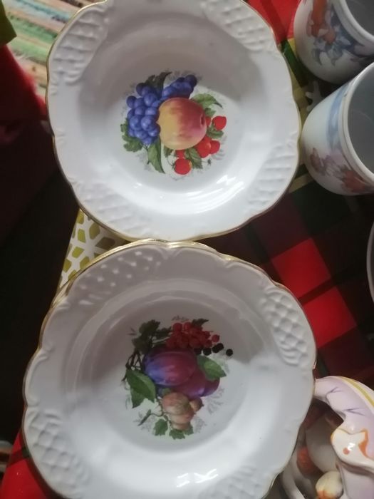 Vind set cescute cafea si farfurii pentru dulceata din portelan
