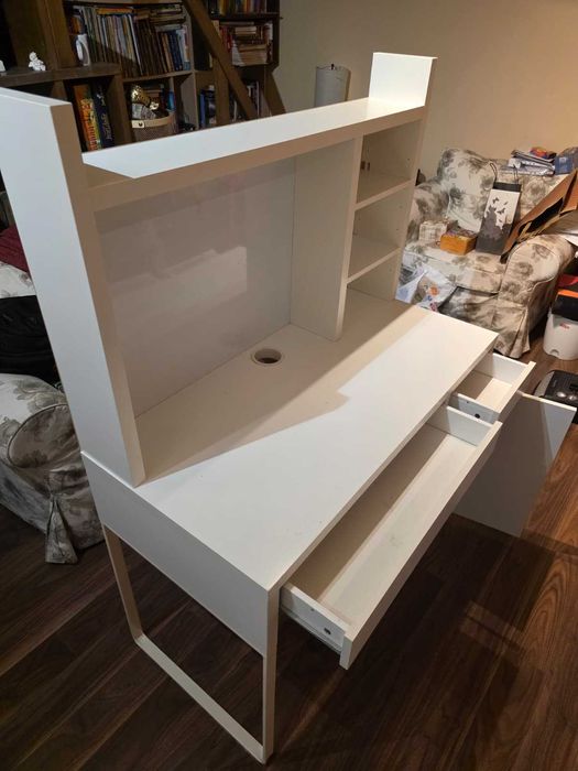 Birou Alb Ikea MICKE in stare foarte buna cu Tabla Magnetica.