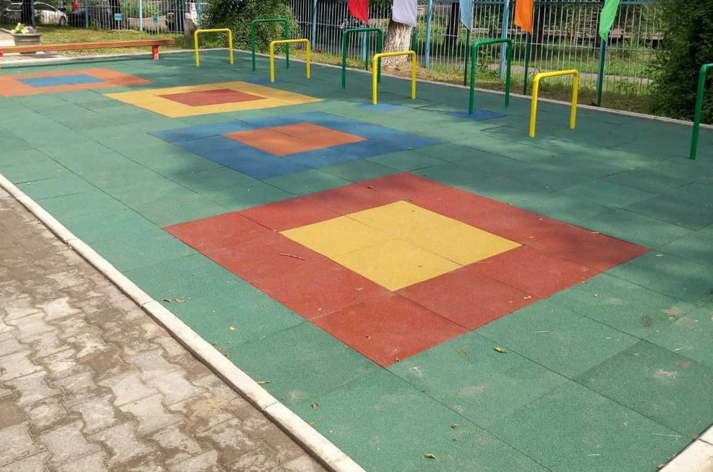 Безопасное покрытие для детских площадок – резиновая плитка от "RMS"