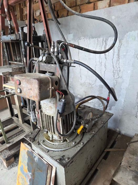 Машина за производство на бетонни тухли