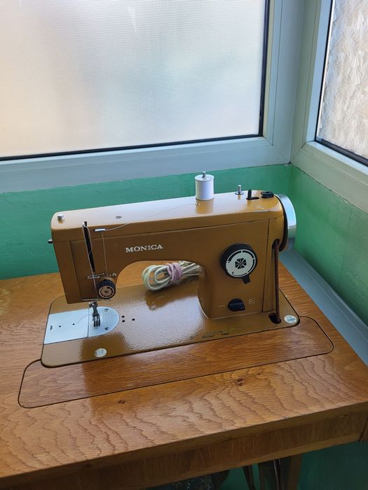 Mașina de cusut Monica