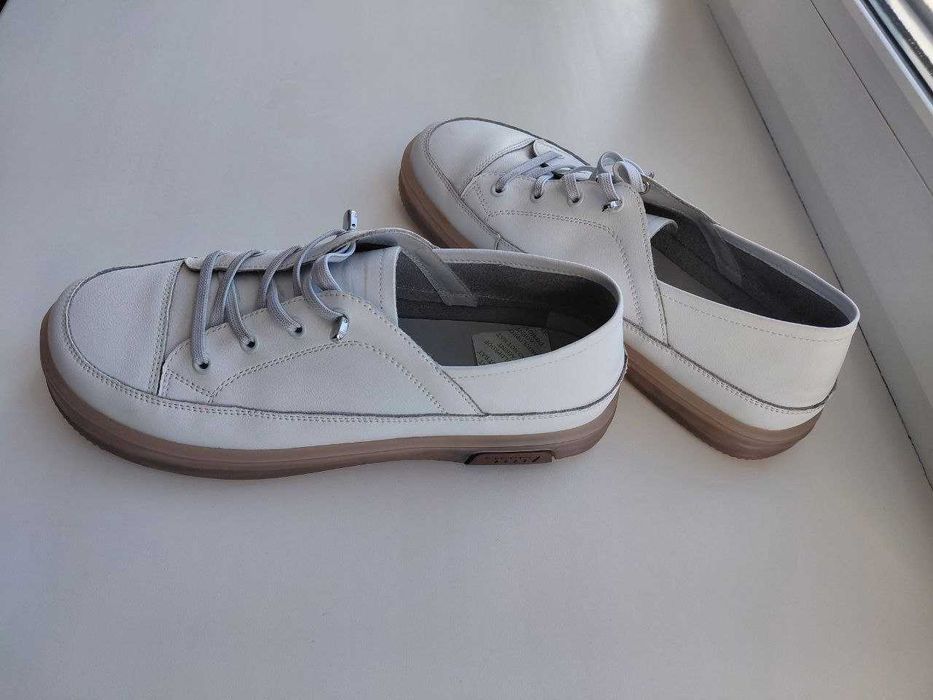 Кроссовки. Босоножки. Туфли