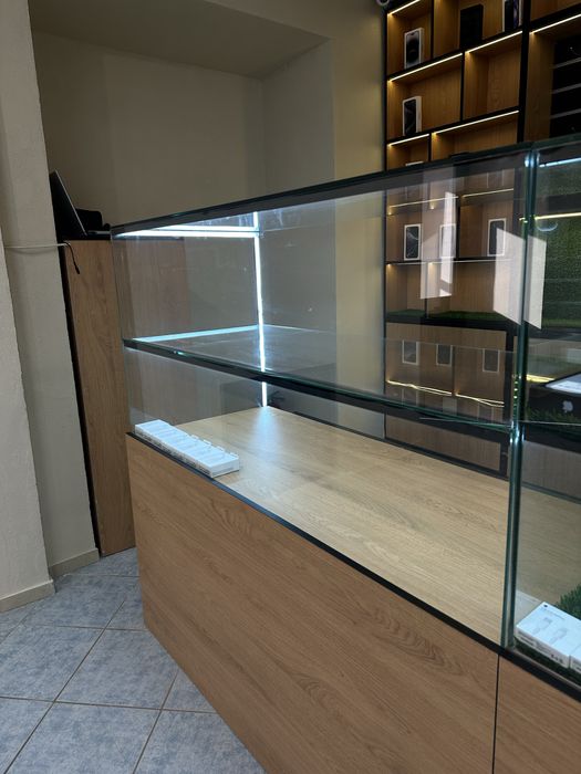 витрина со выдвижнем полками