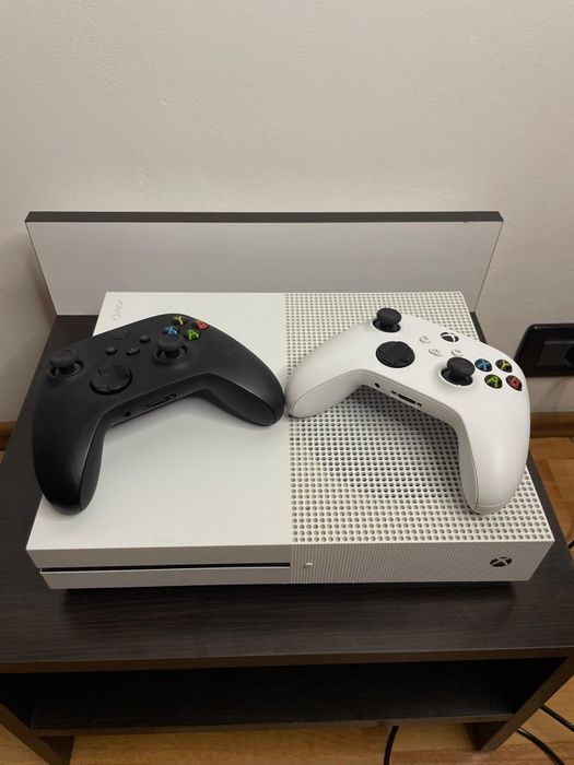 Vând Xbox One S 1TB  cu 2 manete