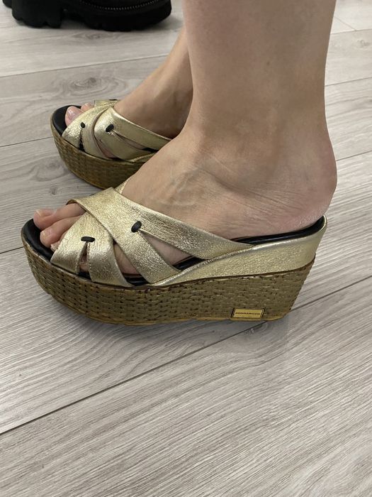 Продам шлепанцы женские платформа