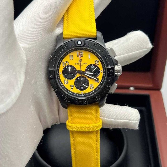 Breitling Avenger B01 Chronograph cu mecanism quartz
