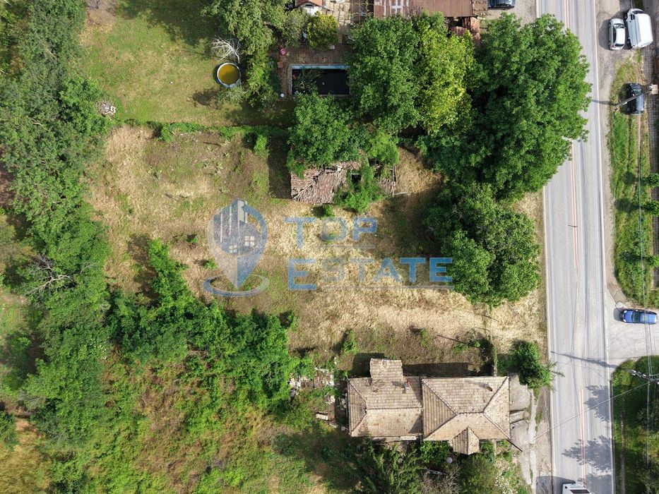 Парцел в регулация на главен път Русе - В. Търново в село Поликраище,