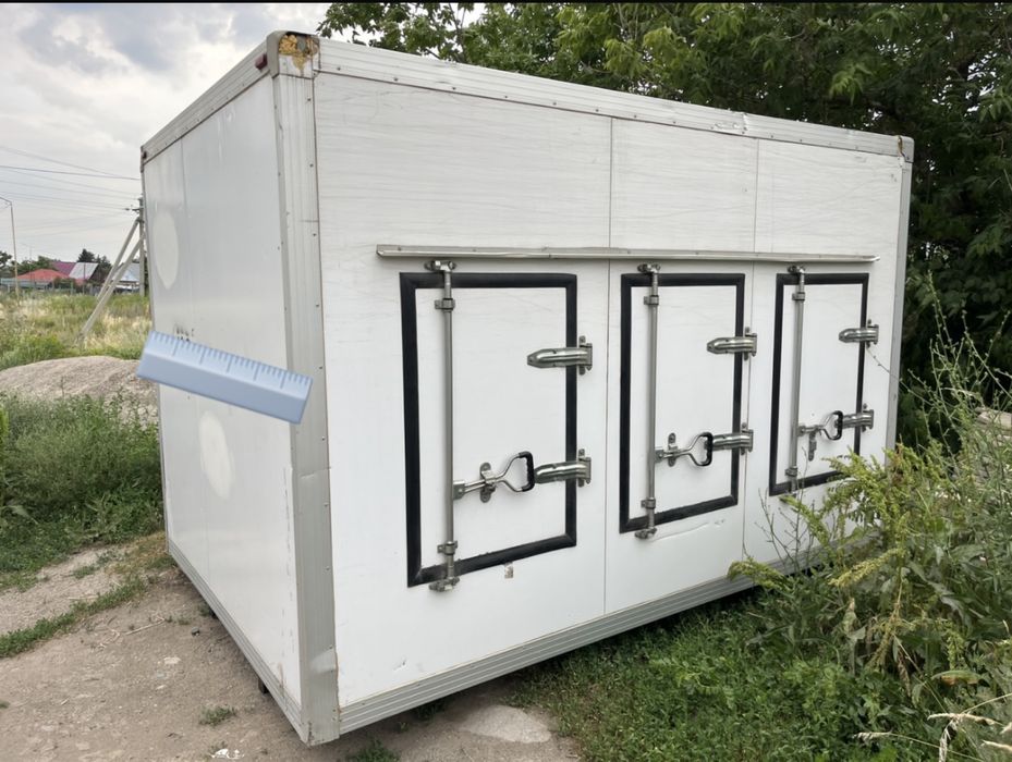 Будка с рефрижератором