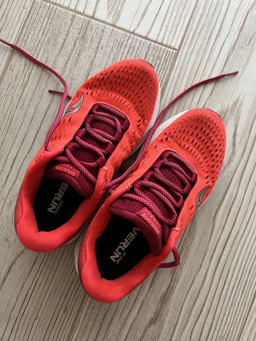 Papuci saucony pentru alergare.