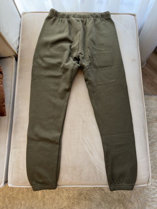 Долнище essentials нови