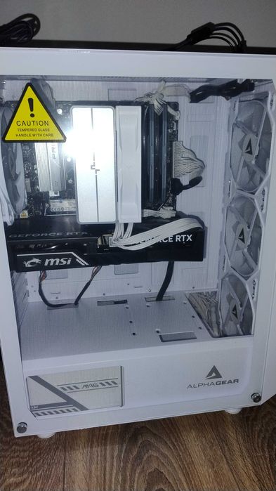 Vând PC gaming de o performanță înaltă în toate jocurile din 2026.