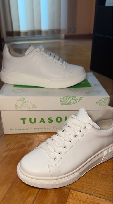 Чисто нови дамски бели маратонки