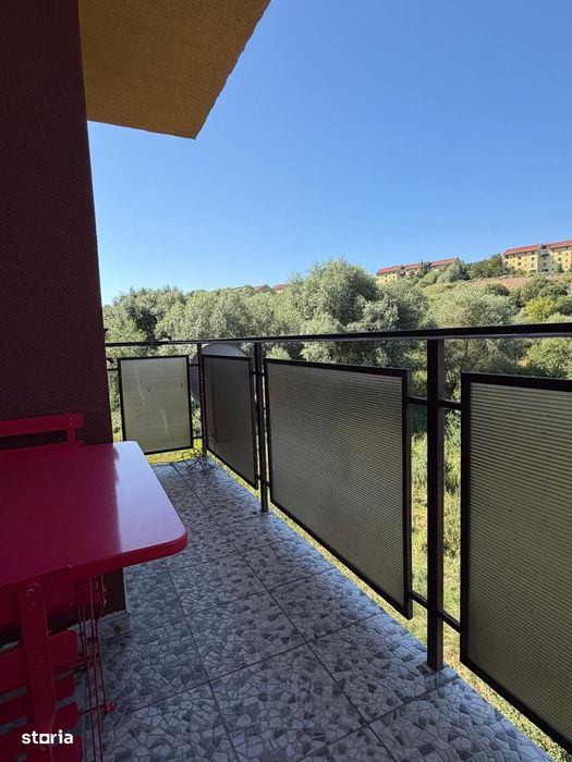 Apartament cu 2 camere, balcon deasupra pârâului și vedere spre pădure