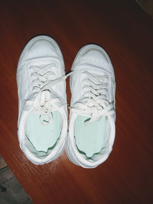 Белый кроссовки на девушка