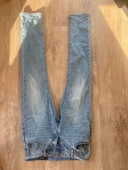 Продавам дънки Armani Exchange (AX) Цвят: светло син Размер: 31 (slim fit)