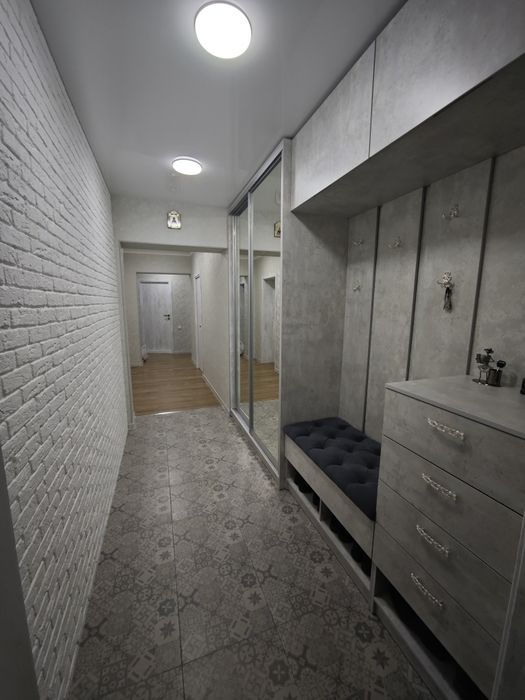 продается 3-комнатная ,второй этаж .