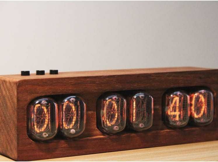 Ceas birou cu tuburi nixie din lemn de padauk african-cadoul perfect
