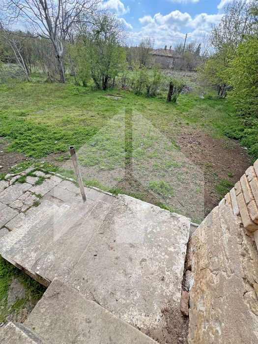 Продава тухлена селска къща в с. Мировци (общ. Нови пазар, обл. Шумен)