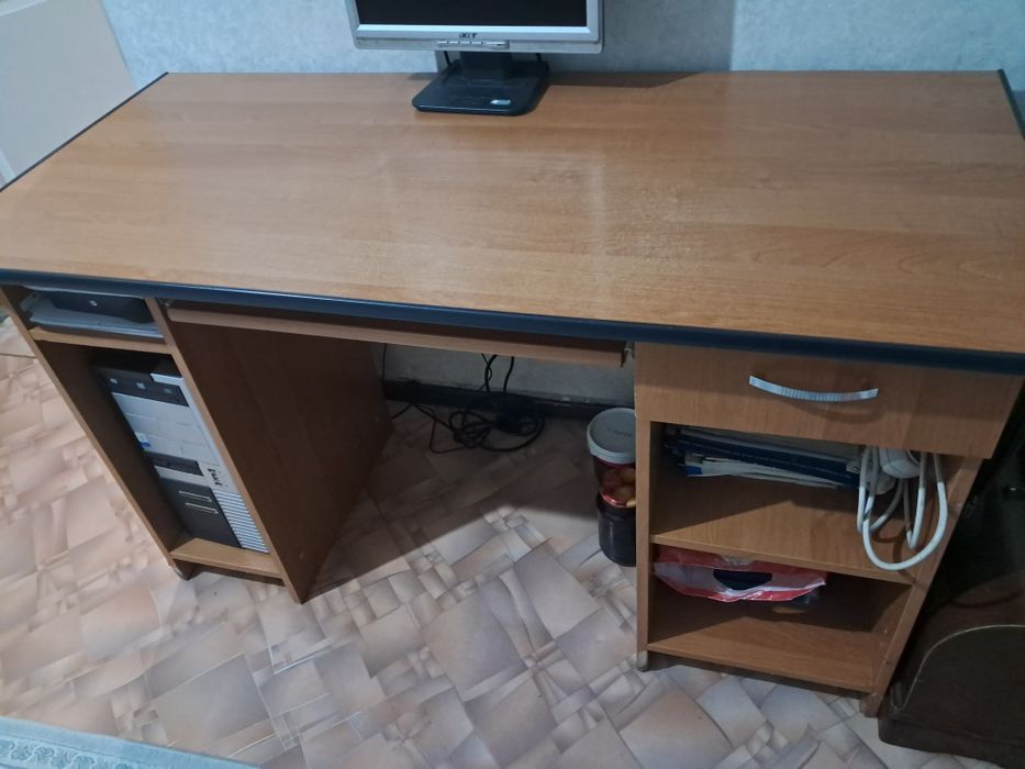 Продам стол компьютерный