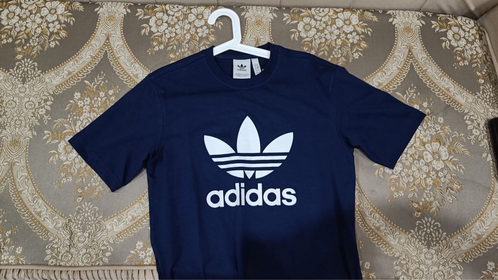 Новая футьолка adidas
