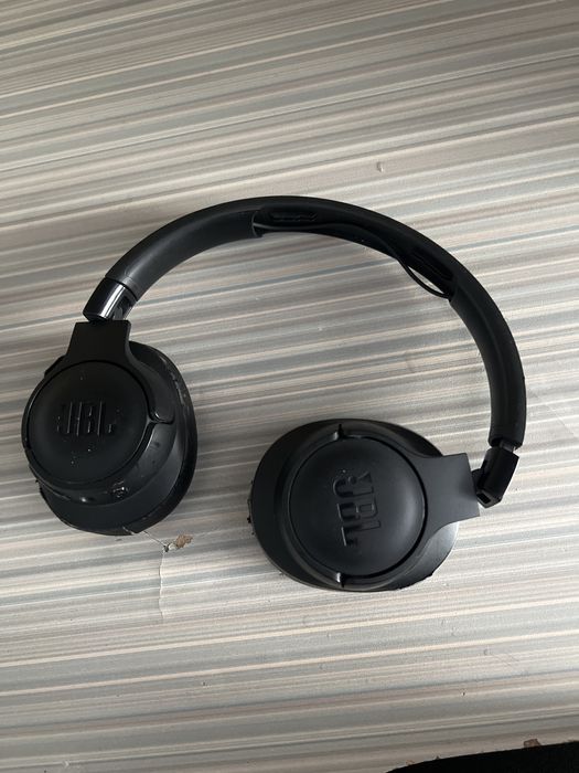черные наушники JBL